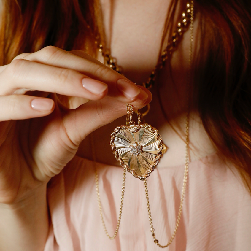 Encanto de oro de 14 k con corazón de racimo de diamantes convertido en motor vintage