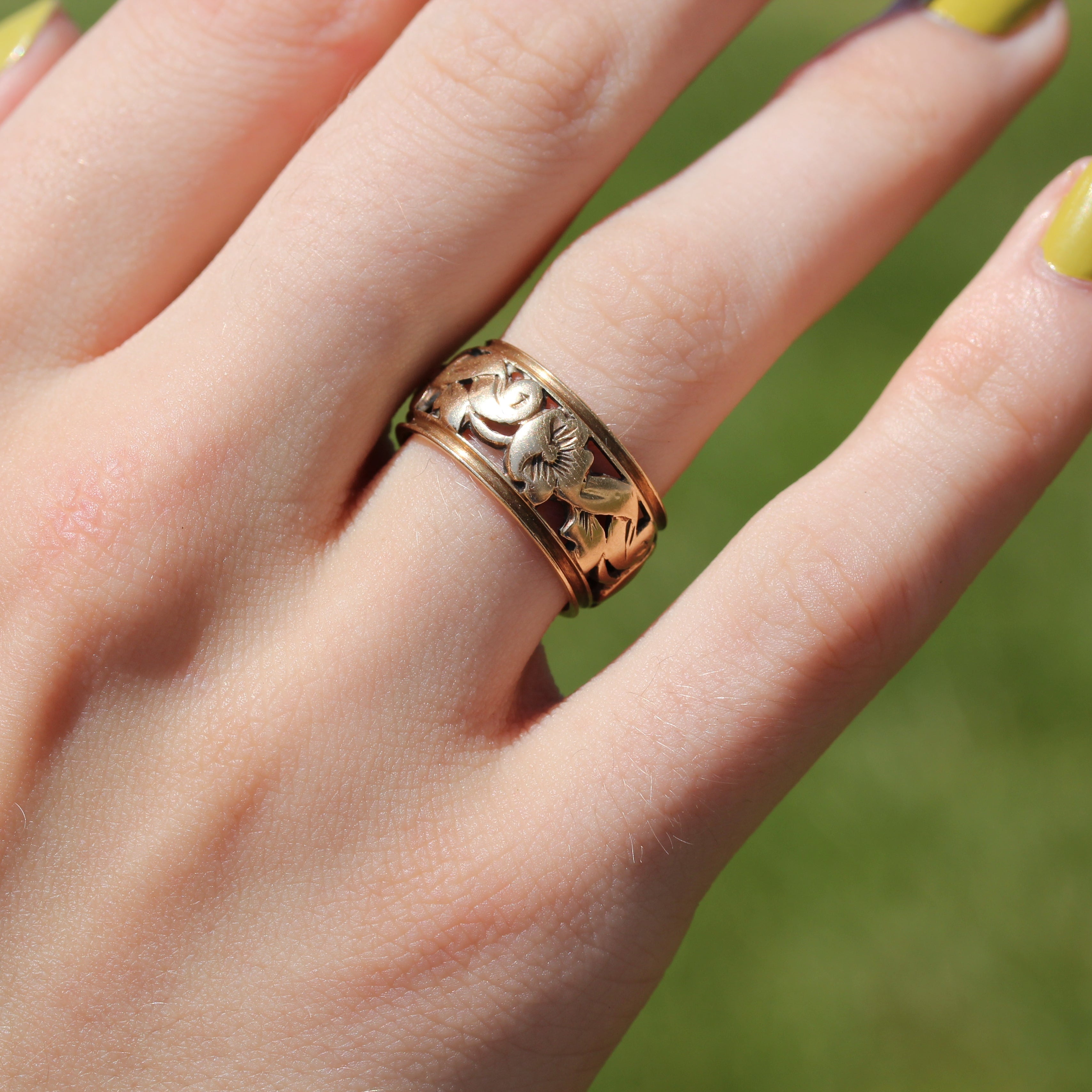 14k Yellow Gold Vintage Floral Band Ring