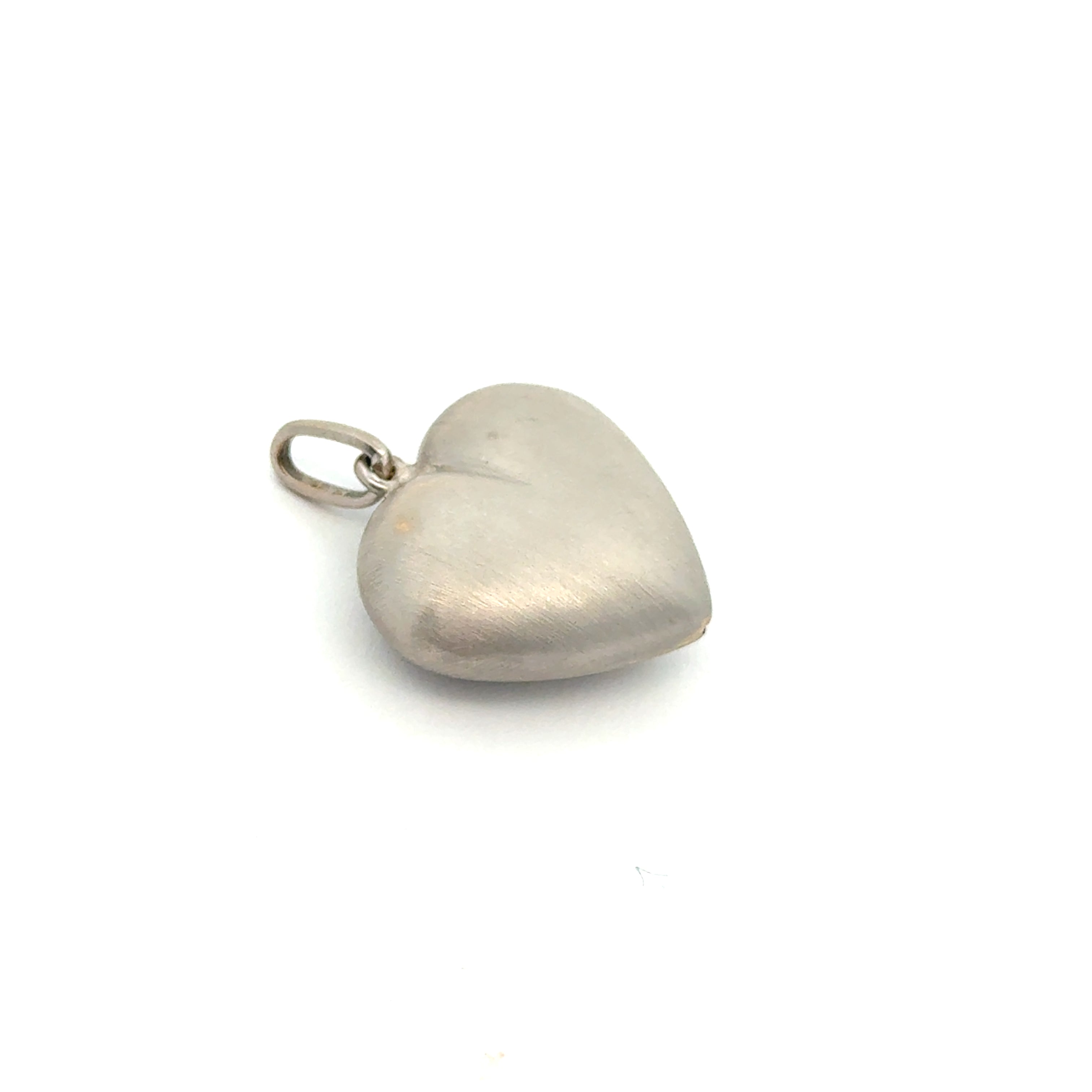 18K White Gold Vintage Heart Pendant